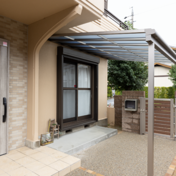 雨の日も快適に過ごせる門扉までの屋根